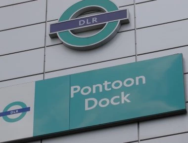 Pontoon Dock DLR: Εκκενώθηκε σταθμός τρένου λόγω εκρήξεων από ηλεκτρική βλάβη στο Λονδίνο